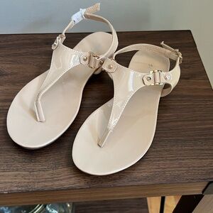 Styluxe Light Beige Patent Leather Hooded Thong Sandal 7